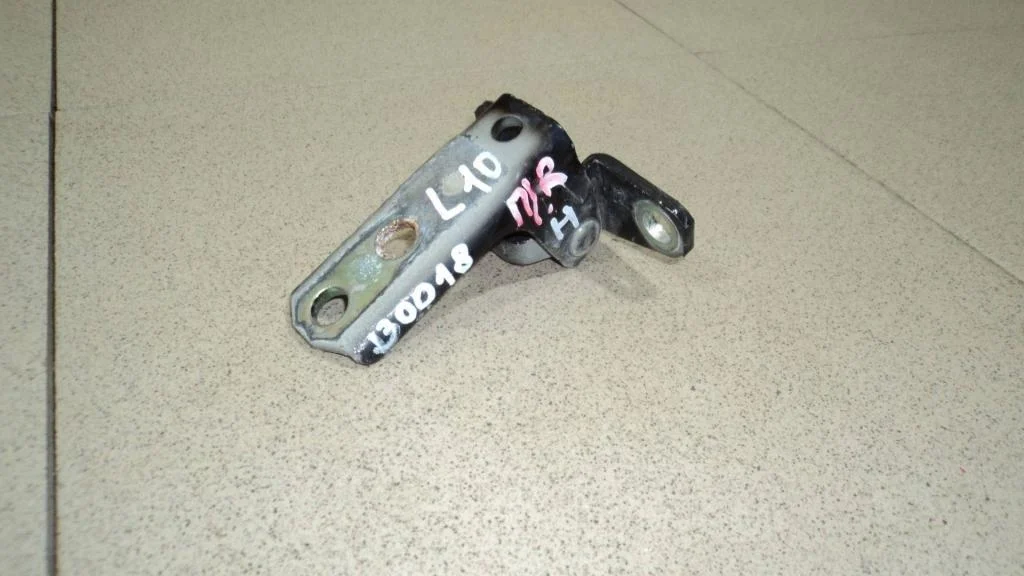 Петля двери передней Mitsubishi Lancer 10 CY