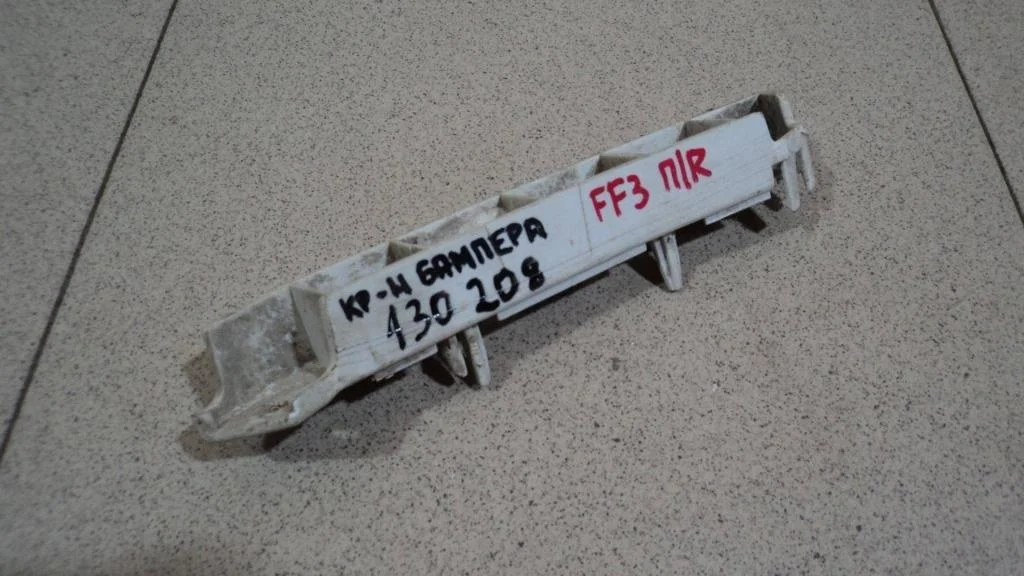 Кронштейн переднего бампера правый Ford Focus 3