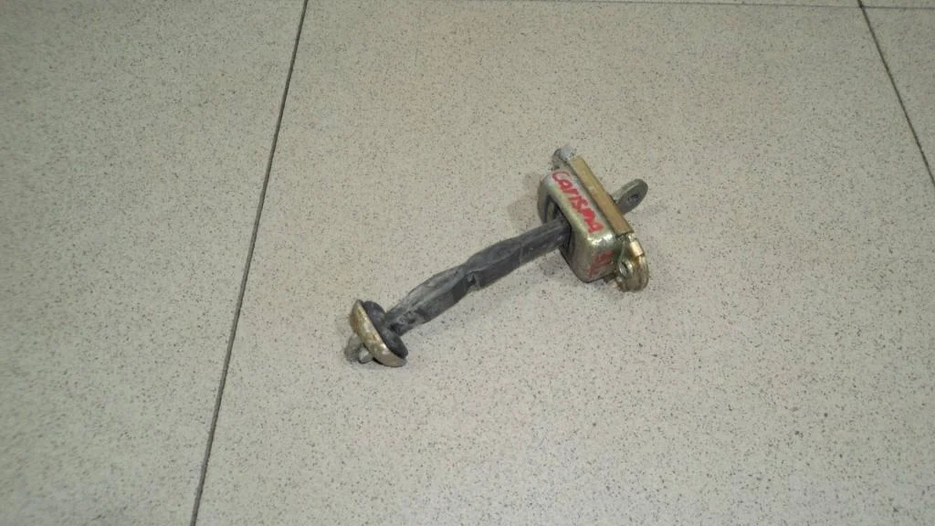 Ограничитель двери Mitsubishi Carisma DA