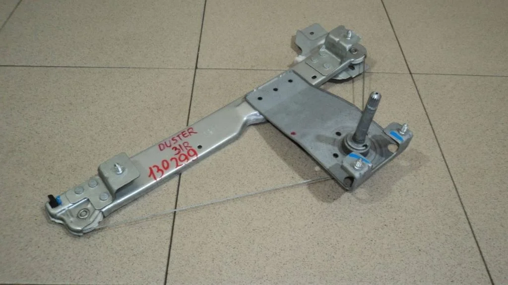 Стеклоподъемник механический задний правый Renault Duster 1