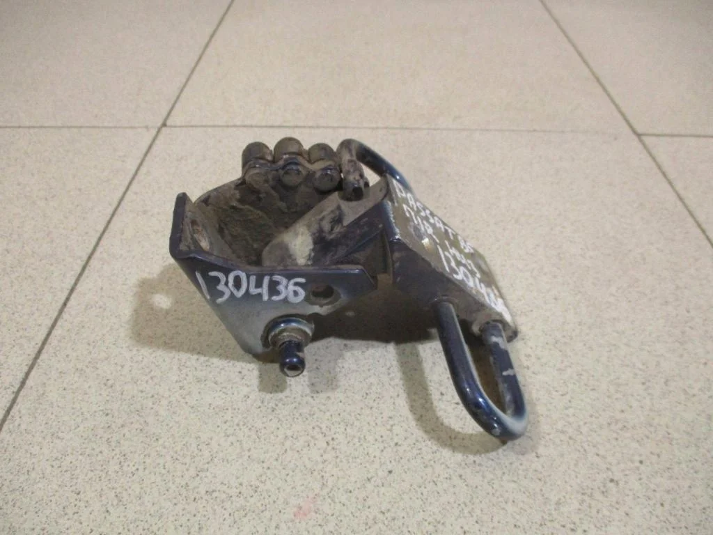 Петля двери передней правой нижняя Volkswagen Passat B5