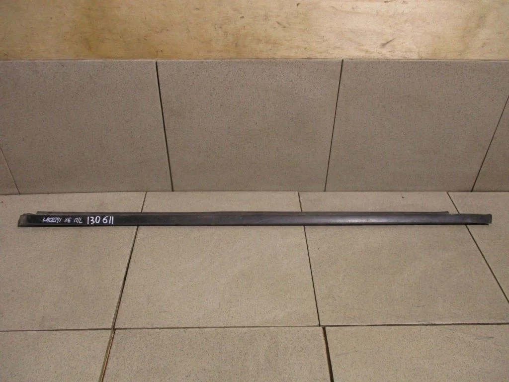 Накладка стекла переднего левого Chevrolet Lacetti J200