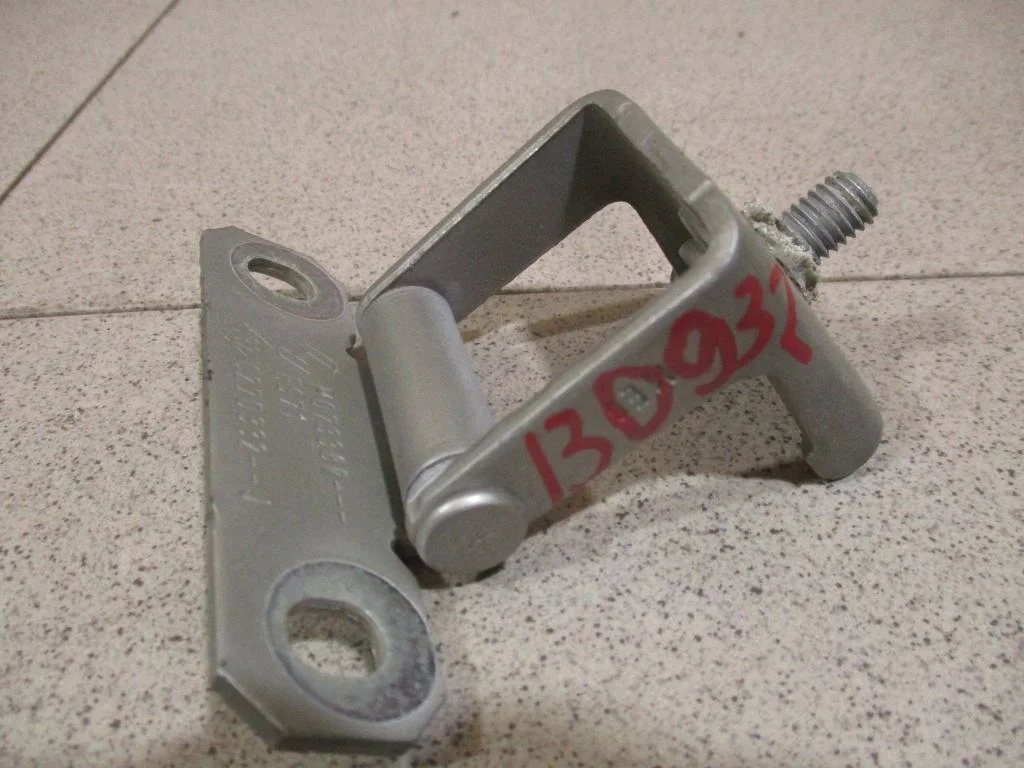 Петля двери багажника Renault Sandero 1 BS