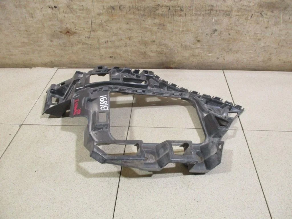 Кронштейн заднего бампера правый Volkswagen Touareg 2 2016 FL, NF