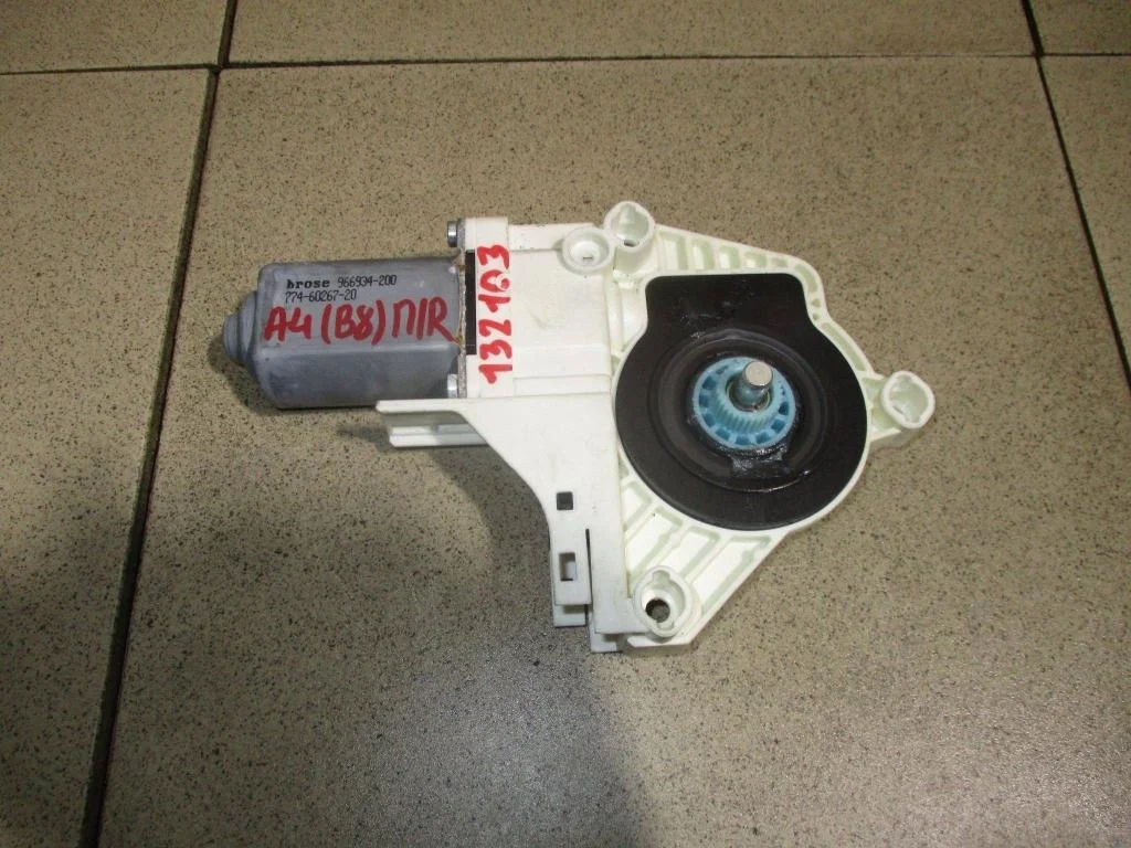 Моторчик стеклоподъемника Audi A4 B8