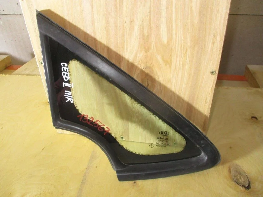 Стекло кузовное глухое правое Kia Ceed 2 2014 JD