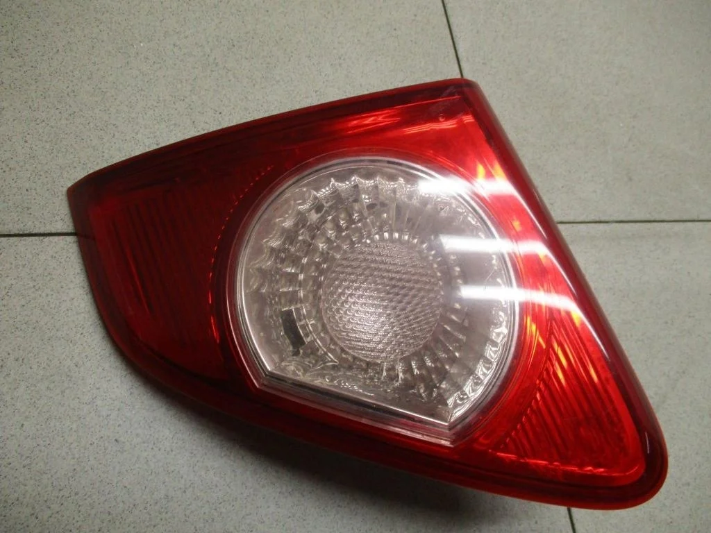 Фонарь задний внутренний правый Toyota Corolla E150