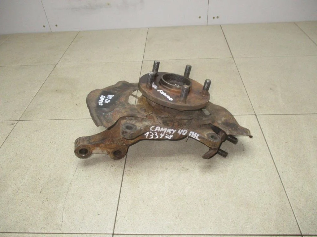 Кулак поворотный передний левый Toyota Camry XV40