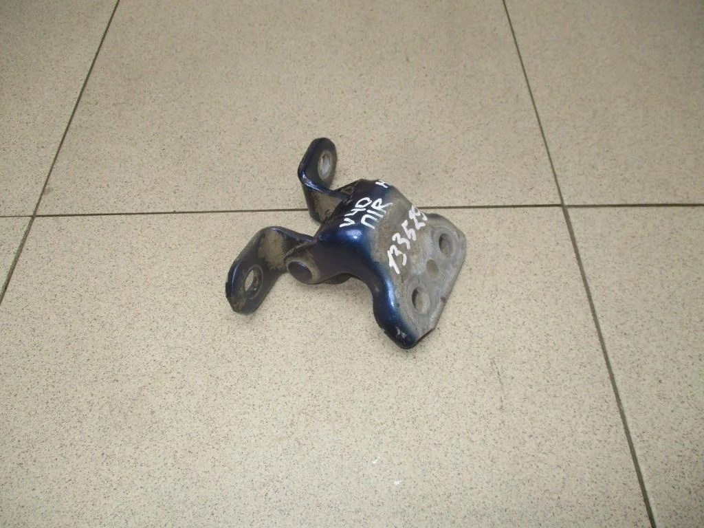 Петля двери передней правой нижняя Toyota Camry XV40