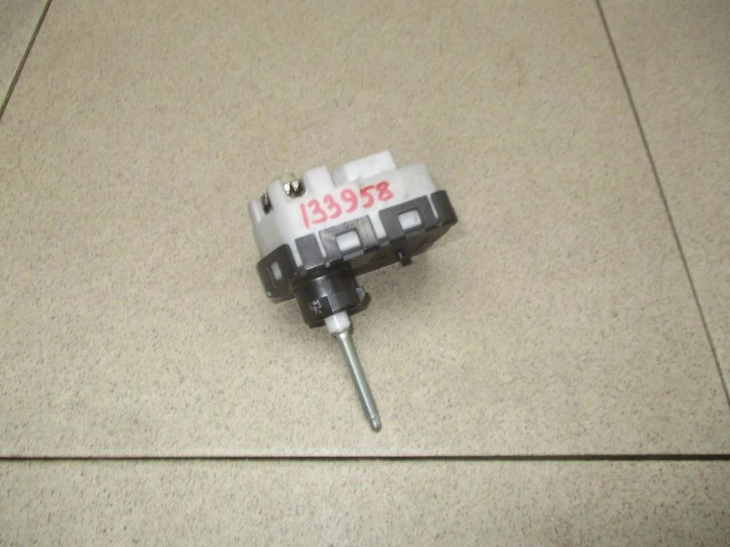 Моторчик корректора фары Toyota RAV4 A40