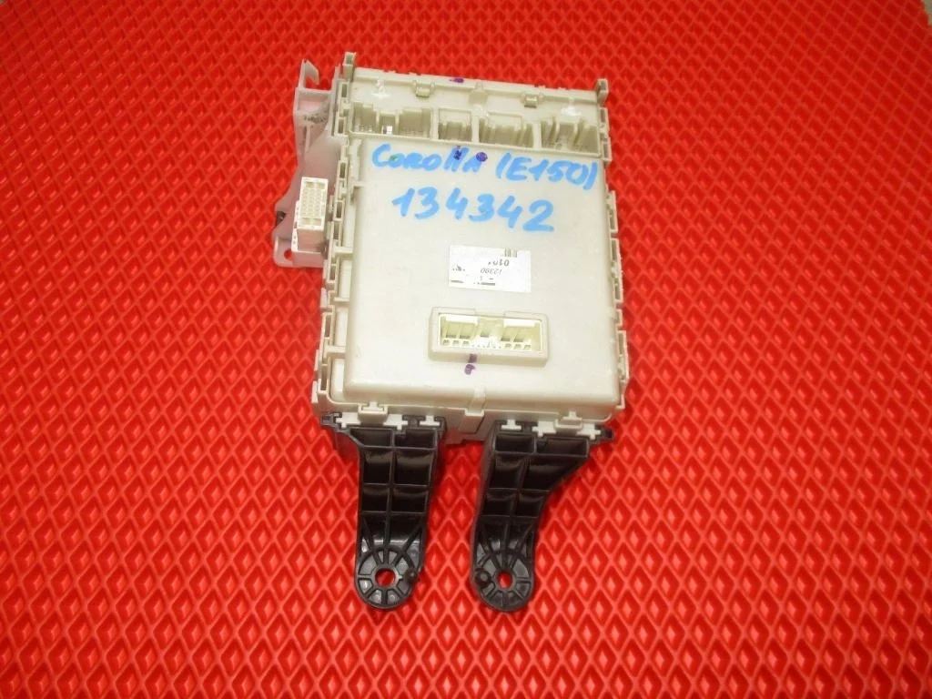 Блок предохранителей Toyota Corolla E150