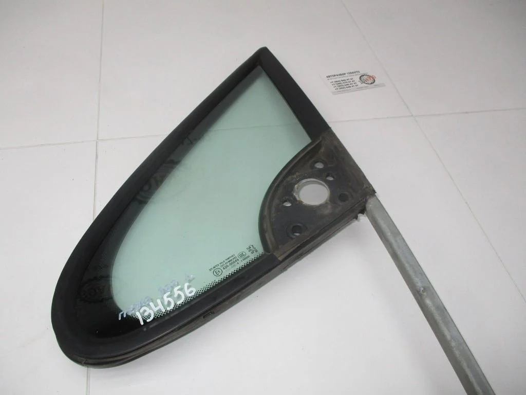 Стекло двери передней левой форточка Peugeot 307