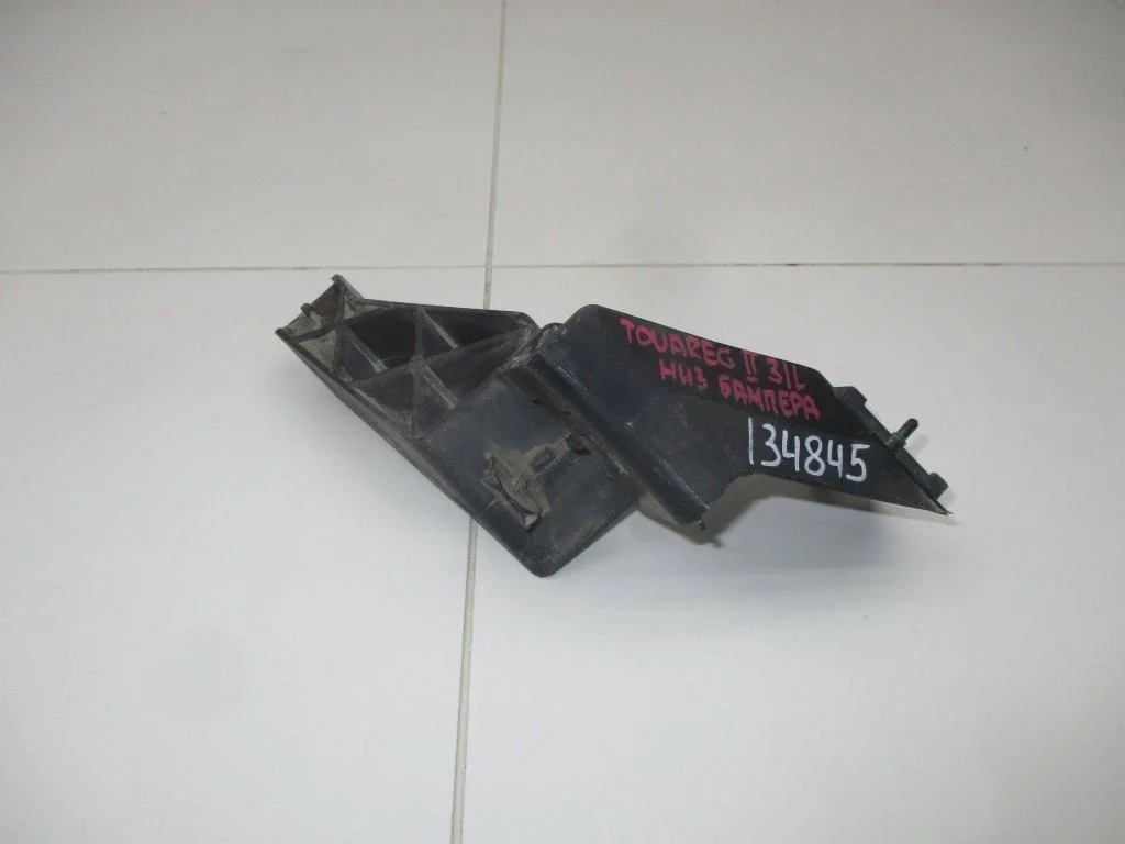 Кронштейн заднего бампера левый Volkswagen Touareg 2 FL, NF