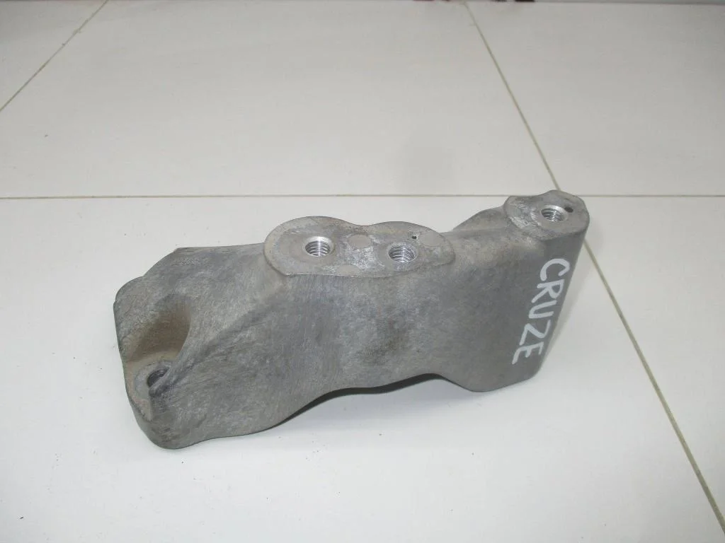 Кронштейн кпп левый Chevrolet Cruze 2010 J300