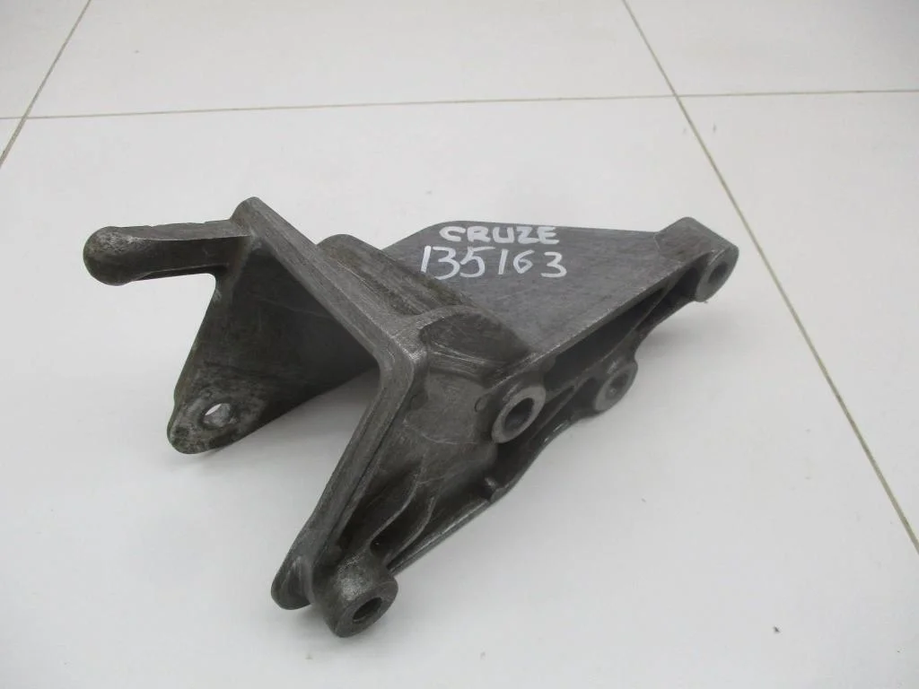 Кронштейн опоры двигателя Chevrolet Cruze 2010 J300