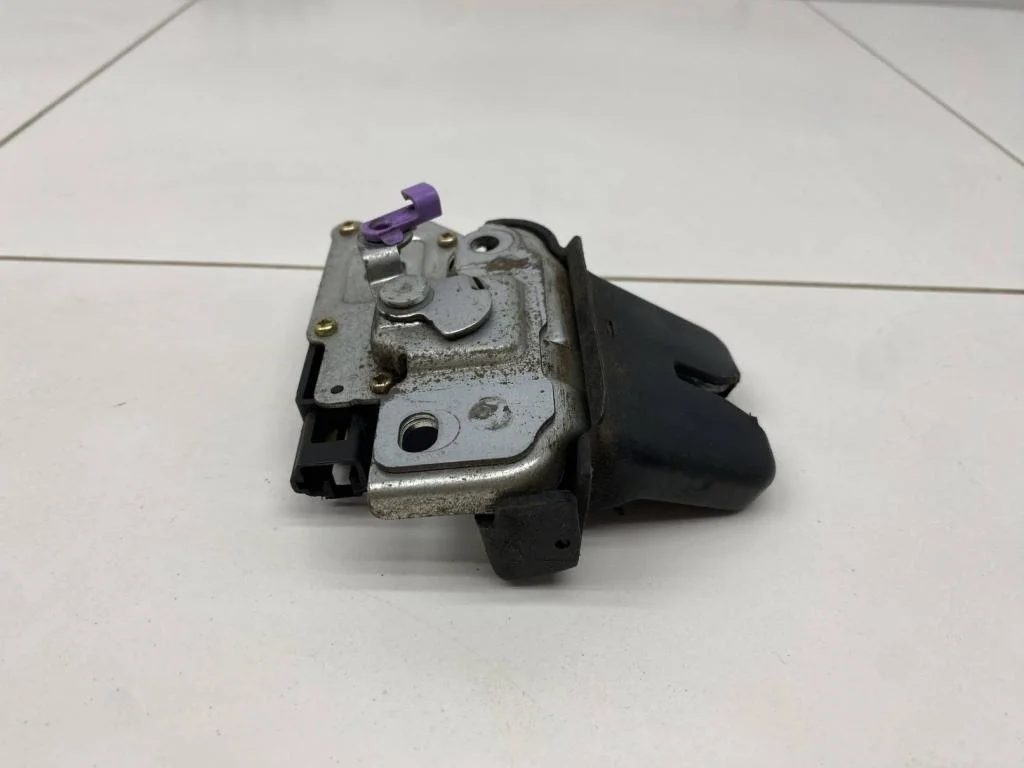 Замок багажника Toyota Camry 2003 XV30