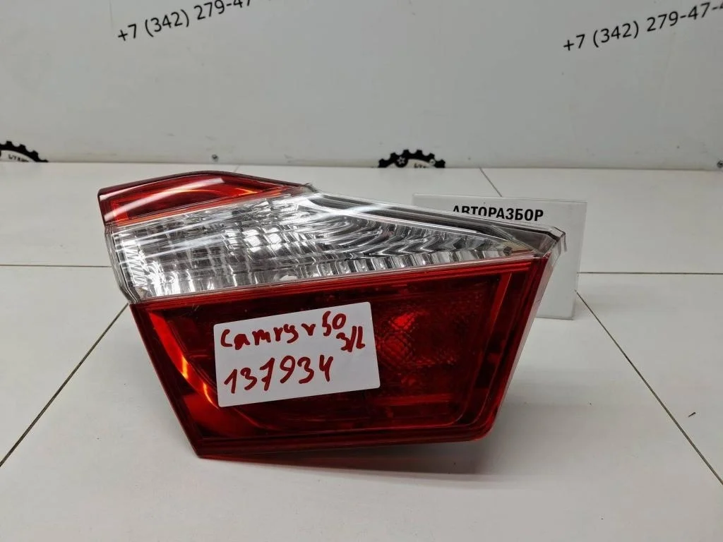 Фонарь задний внутренний левый Toyota Camry XV50