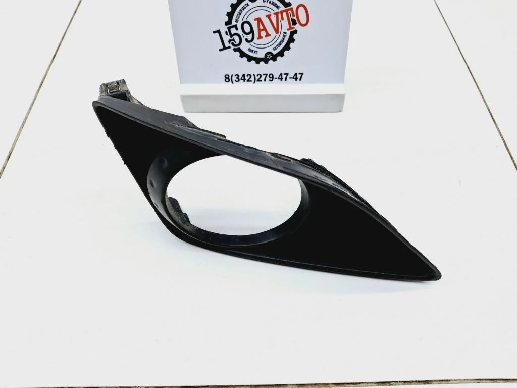 Рамка противотуманой фары правой Toyota Corolla E150