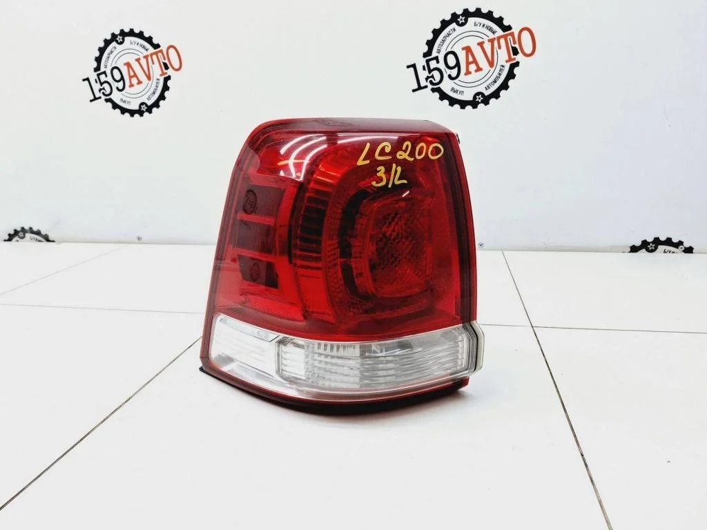 Фонарь задний наружный левый Toyota Land Cruiser J200