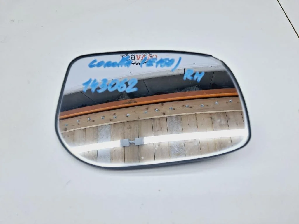 Зеркальный элемент правый Toyota Corolla E150