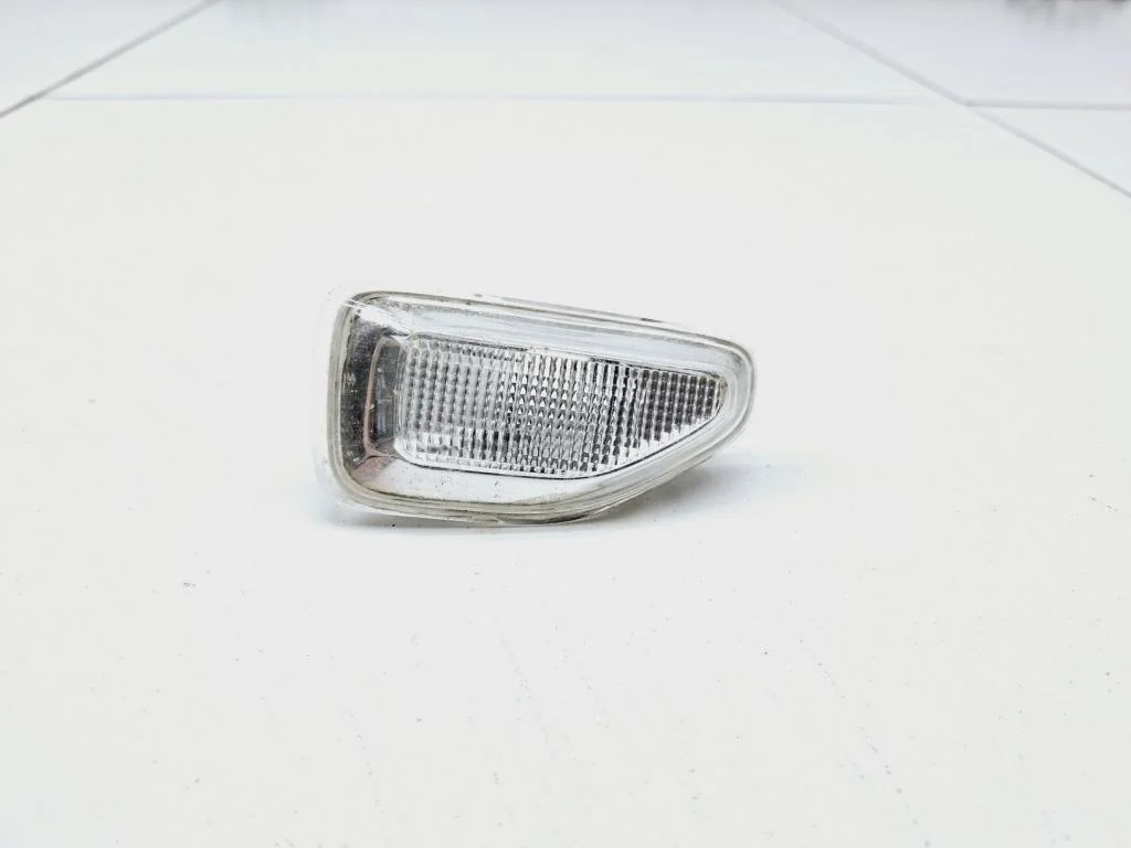 Повторитель на крыло правый Renault Logan 2 L52