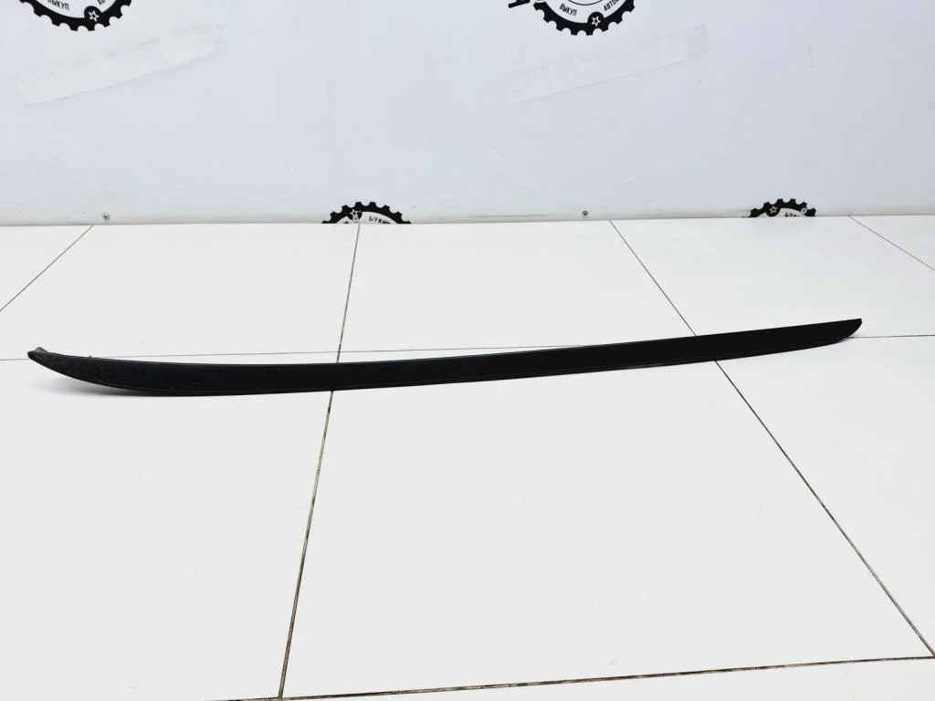 Молдинг лобового стекла Ford Focus 3