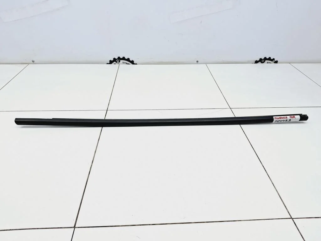 Накладка стекла переднего правого Renault Fluence 2010