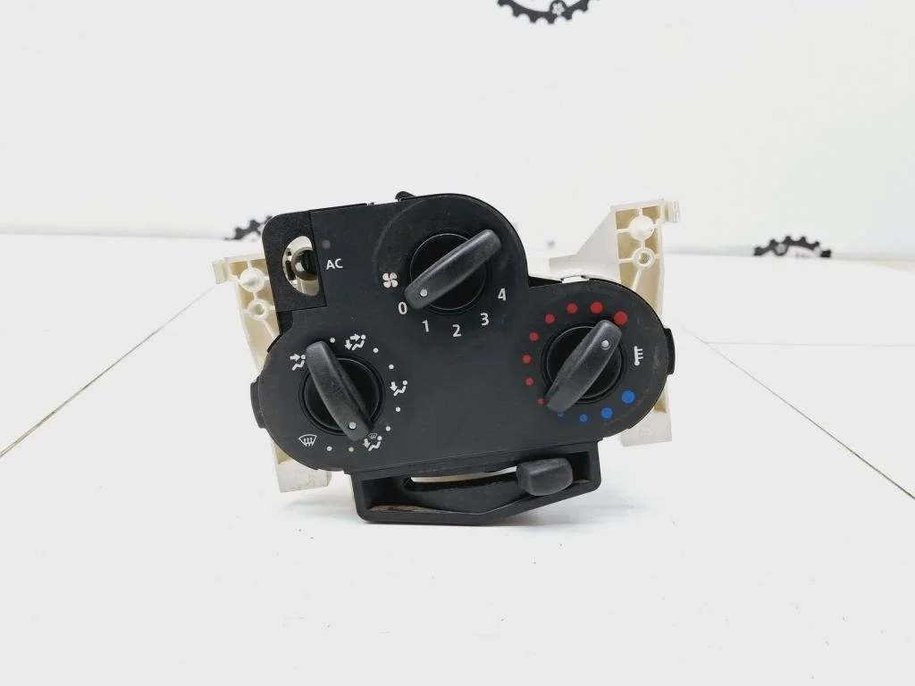 Блок управления отопителем Renault Logan 1 2007 L90