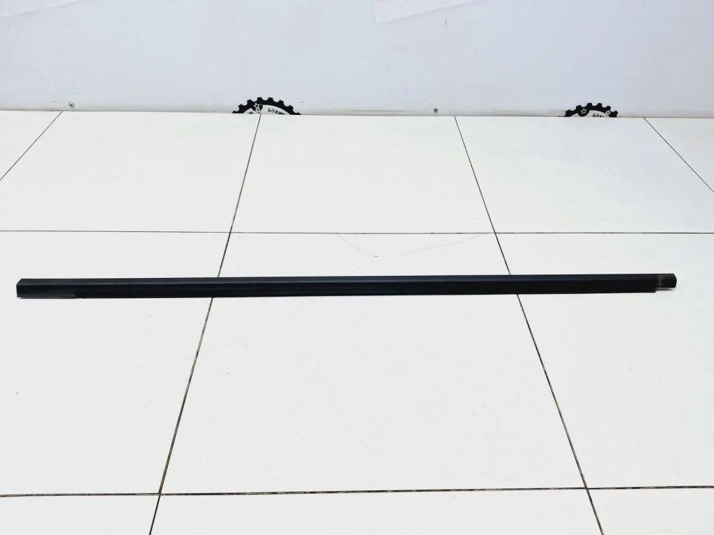 Накладка стекла переднего левого Kia RIO 4 2018 FB