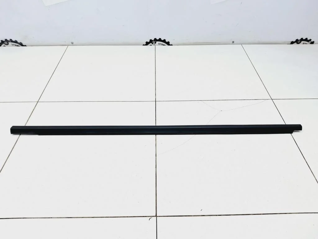 Накладка стекла переднего левого Kia RIO 4 FB