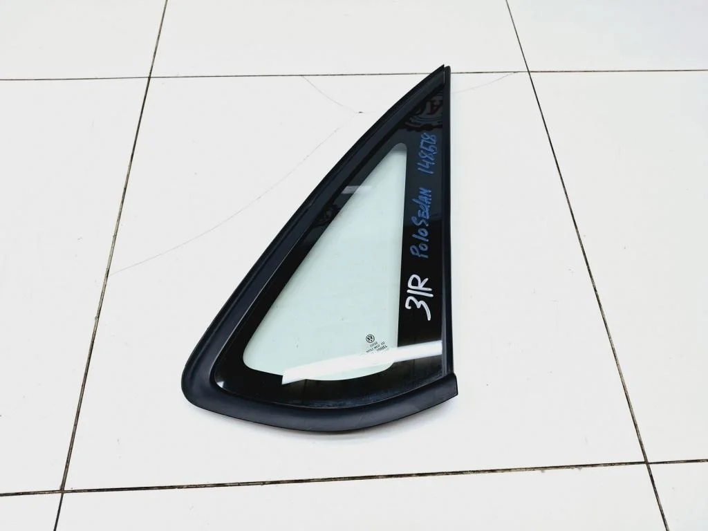 Стекло кузовное глухое правое Volkswagen Polo 5