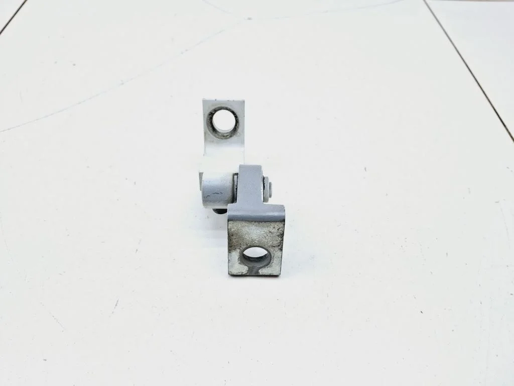 Петля двери Volkswagen Polo 5