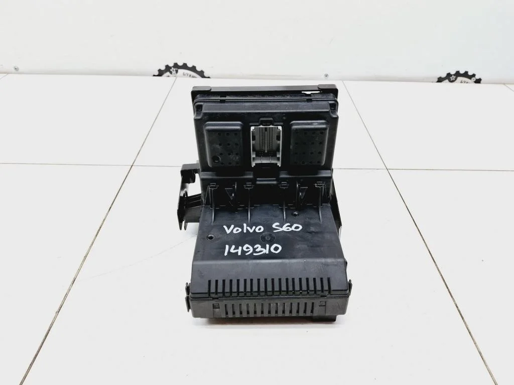 Блок предохранителей Volvo S60 1 2006 P24