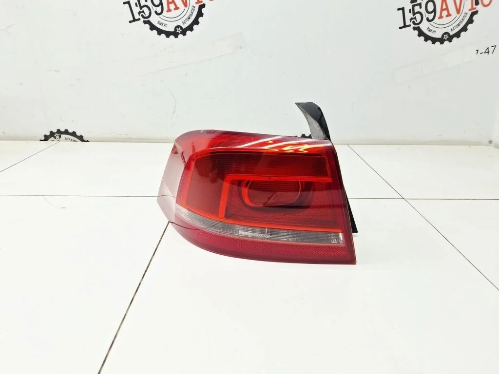 Фонарь задний наружный левый Volkswagen Passat B7