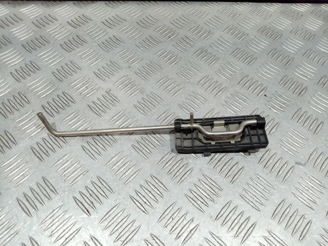 [Б/У] Кронштейн фары левый - Скол одного ребра жесткости [ХОРОШЕЕ] [Код: 00646798 ]