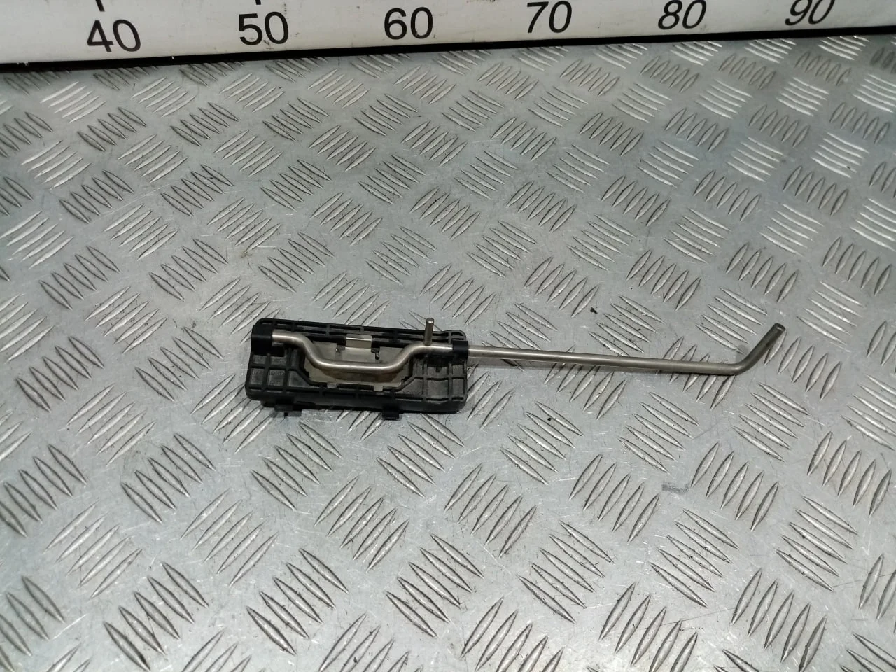 [Б/У] Кронштейн фары правый - Скол трех ребер жесткости на фиксаторах [ХОРОШЕЕ] [Код: 00646804 ]