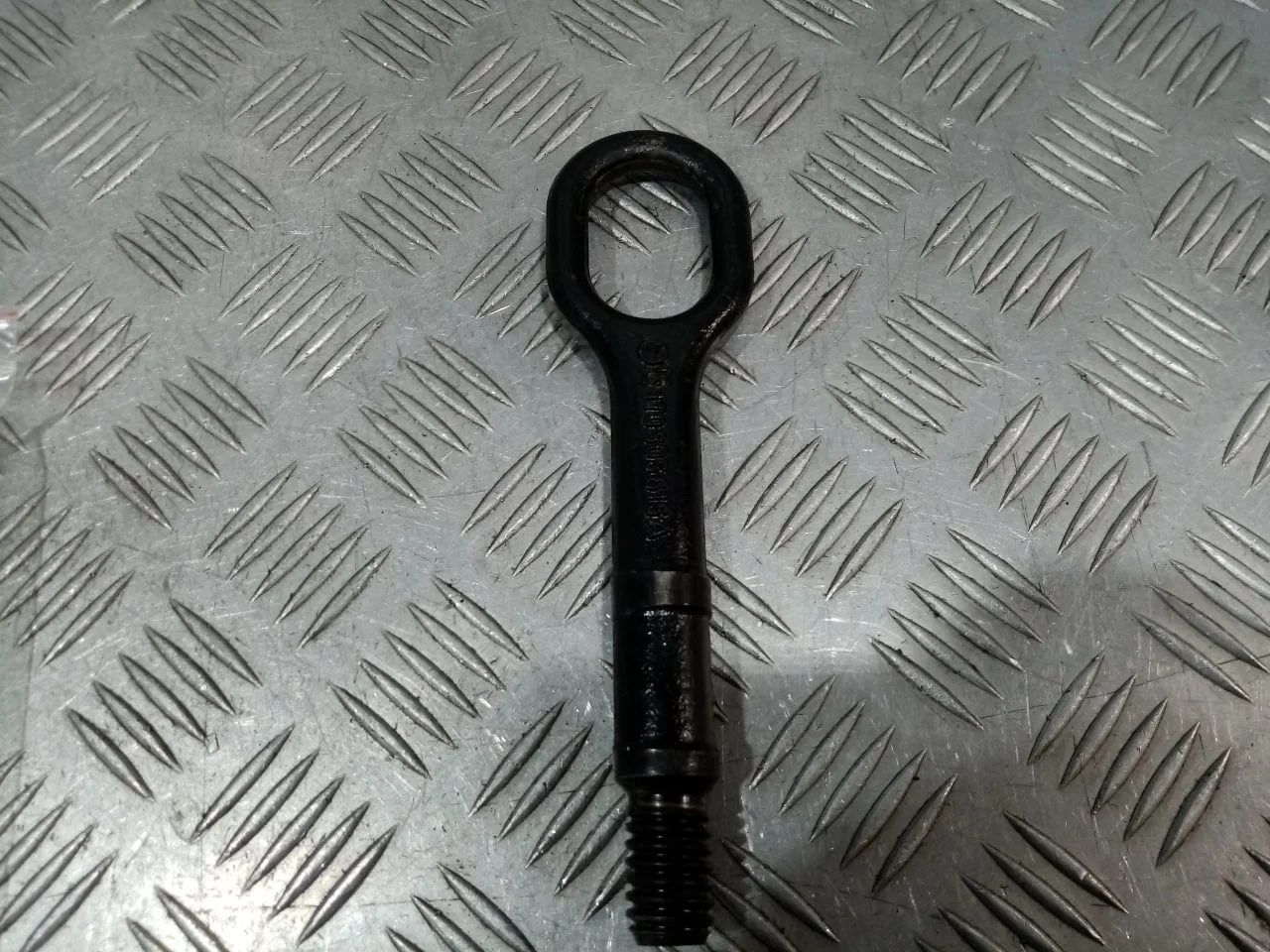 [Б/У] Крюк буксировочный передний [Код: 00646277 ]