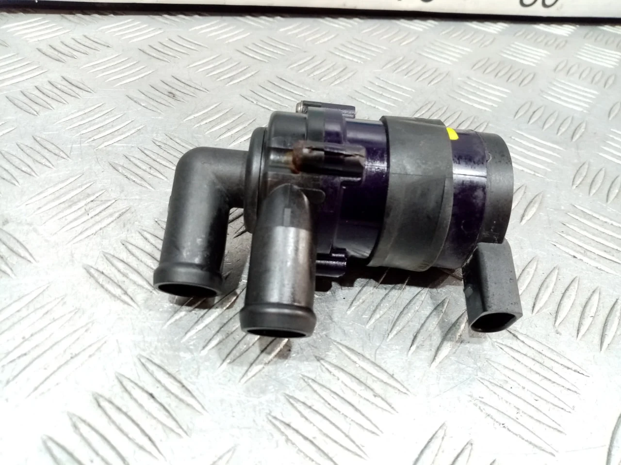 [Б/У] Насос (помпа) электрический - (Состояние: незначительная трещина на креплении) [ХОРОШЕЕ] [Код: 00647009 ]