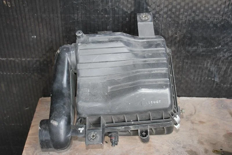 Б.у. корпус воздушного фильтра SUZUKI GRAND VITARA SQ420 SUZUKI GRAND VITARA SQ420