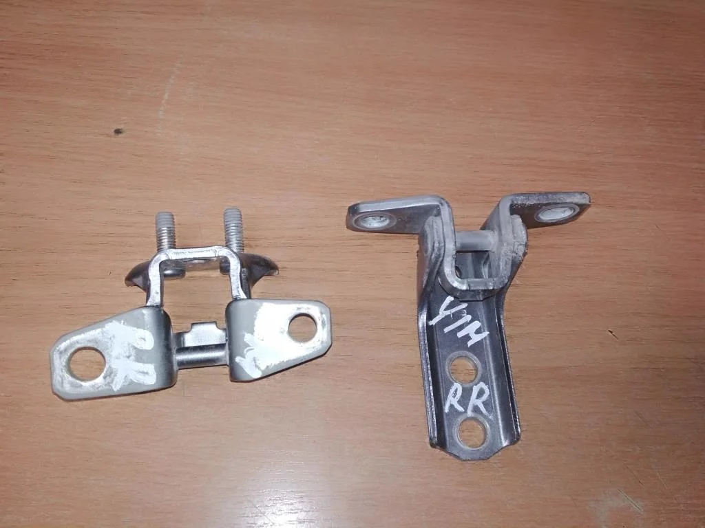 Б.у. петля двери MITSUBISHI LANCER CY1A MITSUBISHI LANCER CY1A