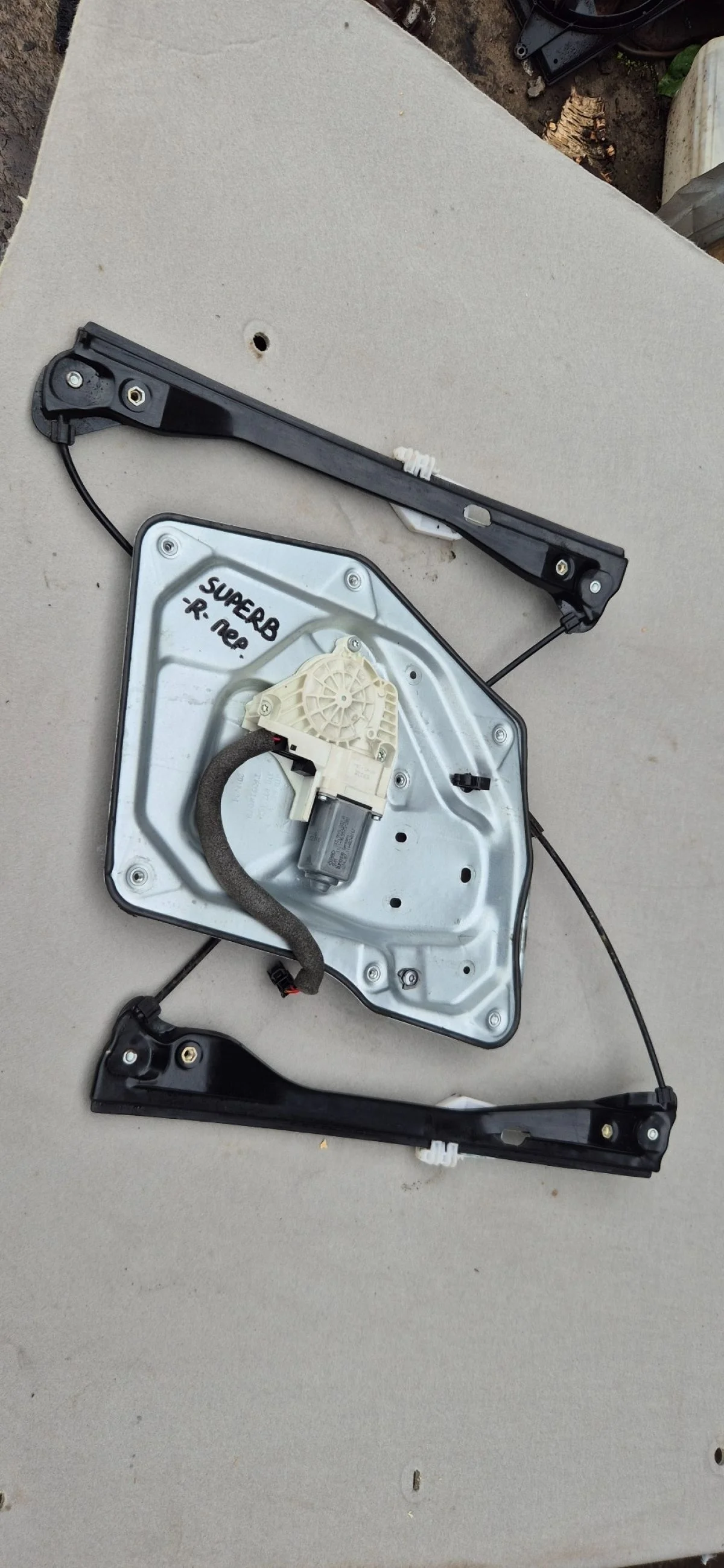 Стеклоподъемник передний правый Skoda Superb 2