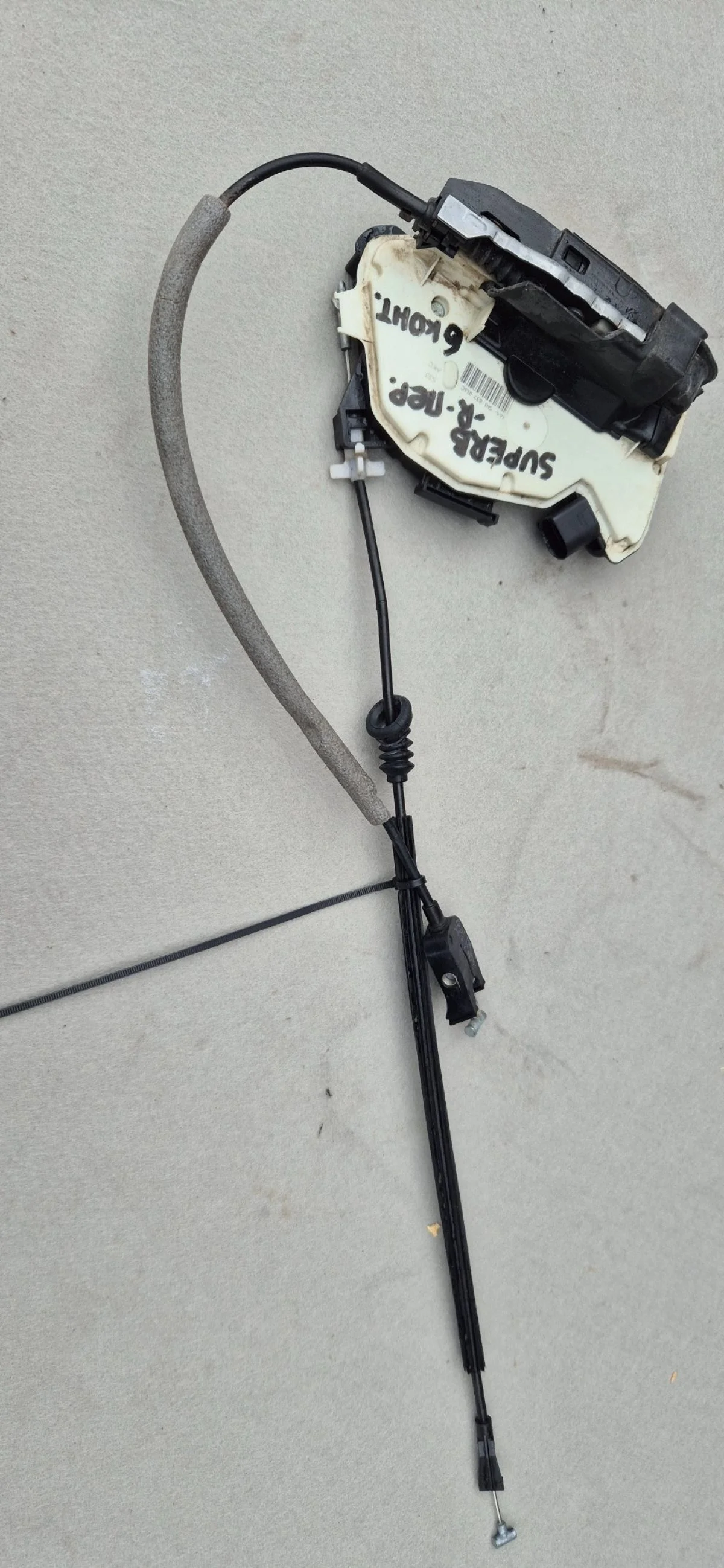 Замок двери передней правой Skoda Superb 2008-2015