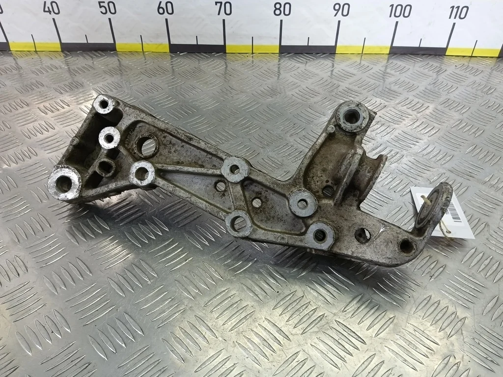 Кронштейн подрамника Volkswagen Caddy III (2004—2