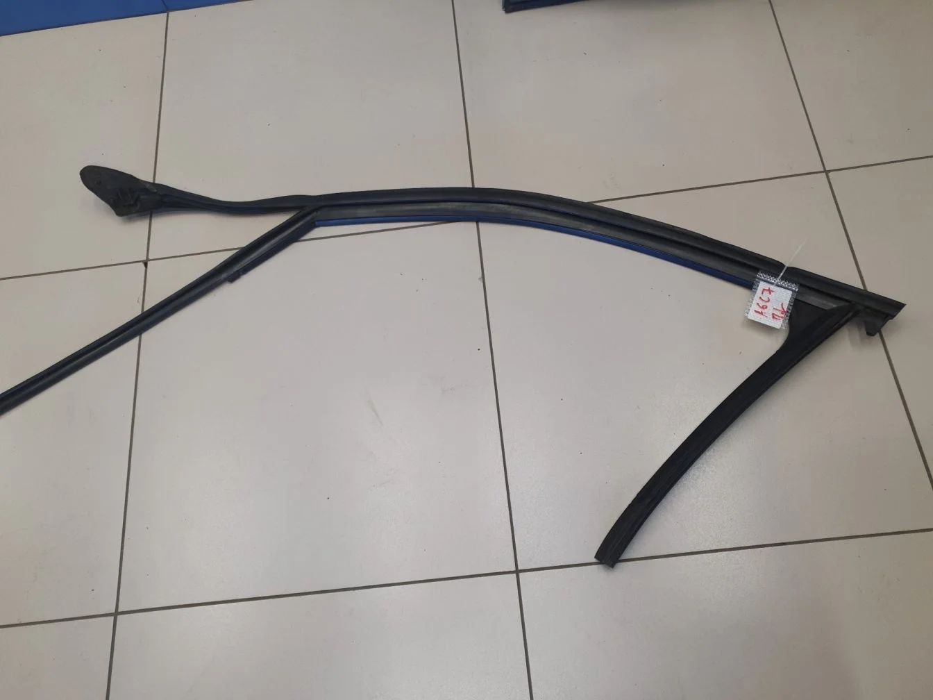 Уплотнитель стекла передней левой двери для Audi A6 S6 C7 2011-2018