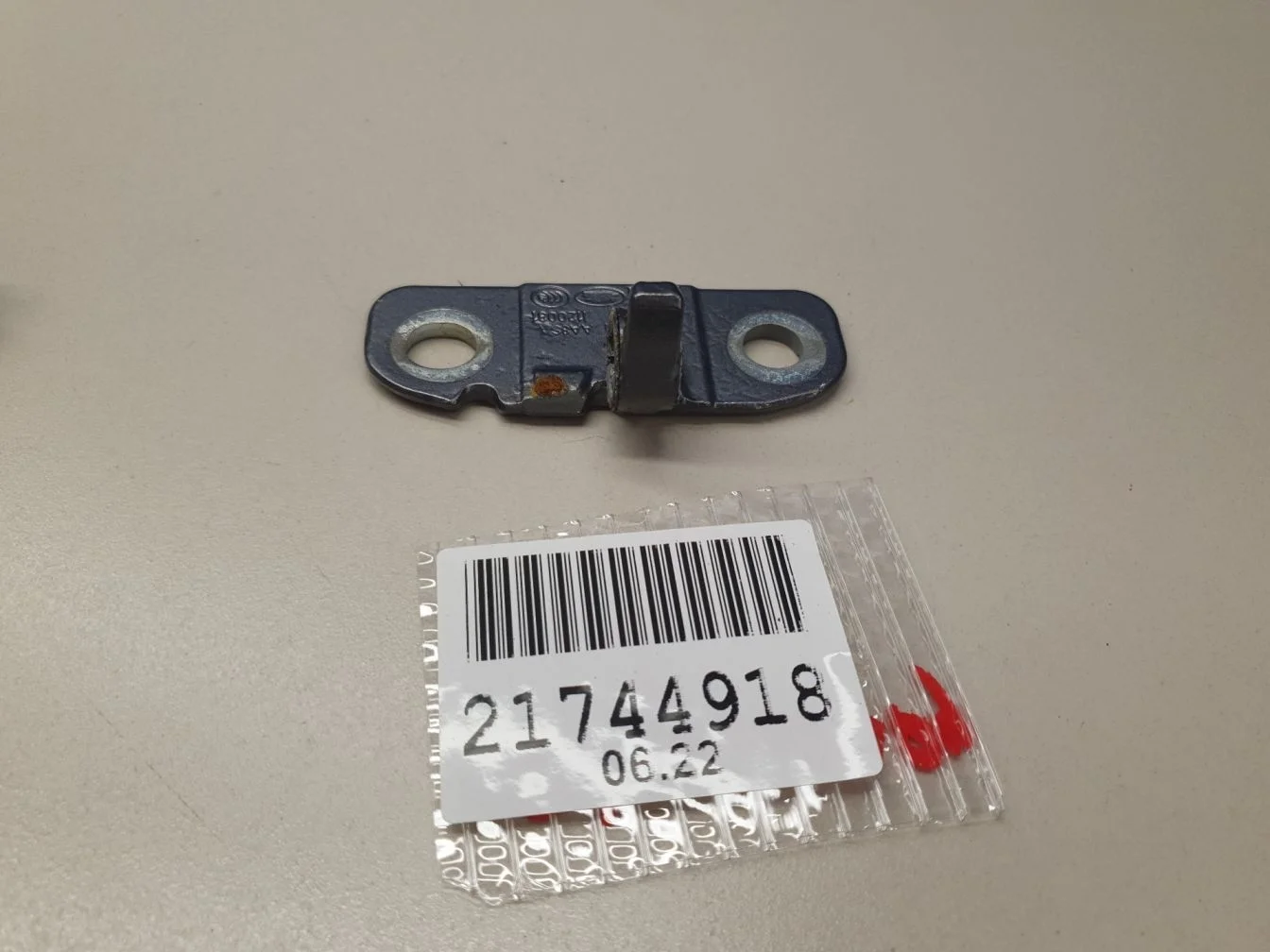 Петля двери задней левой нижняя для Land Rover Discovery 2017-