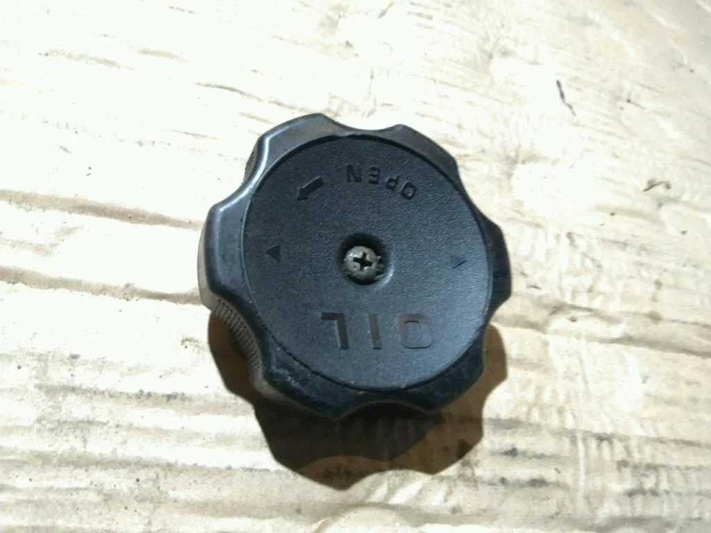 Б.у. крышка маслозаливной горловины MITSUBISHI PAJERO V43W MITSUBISHI PAJERO V43W