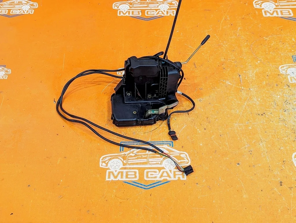 Замок двери передней левой Mercedes-Benz