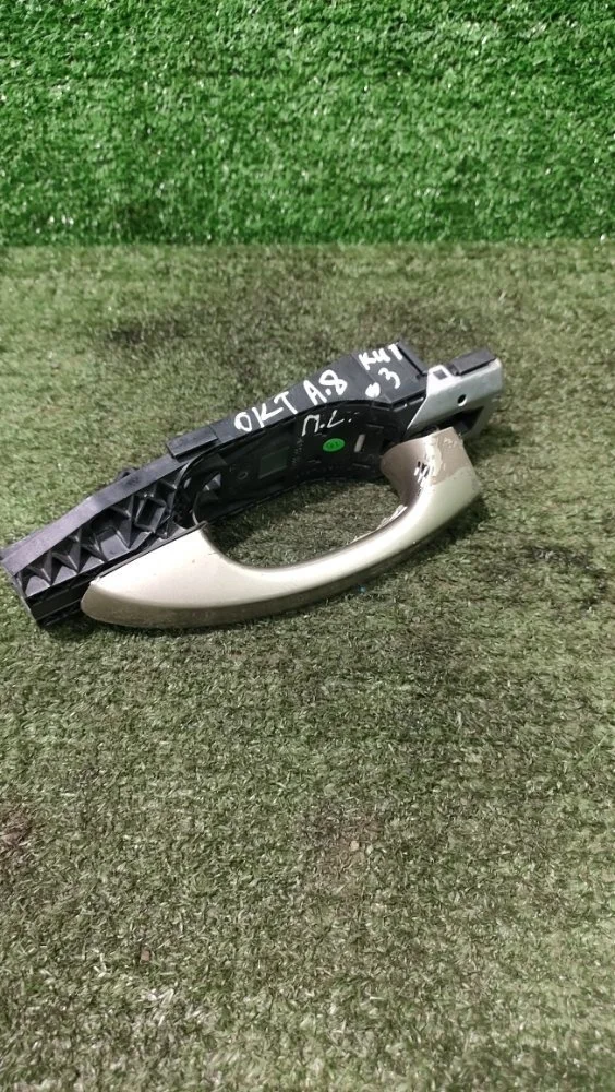 Ручка двери внешняя Skoda Octavia 8Y0837239A A8, передняя левая