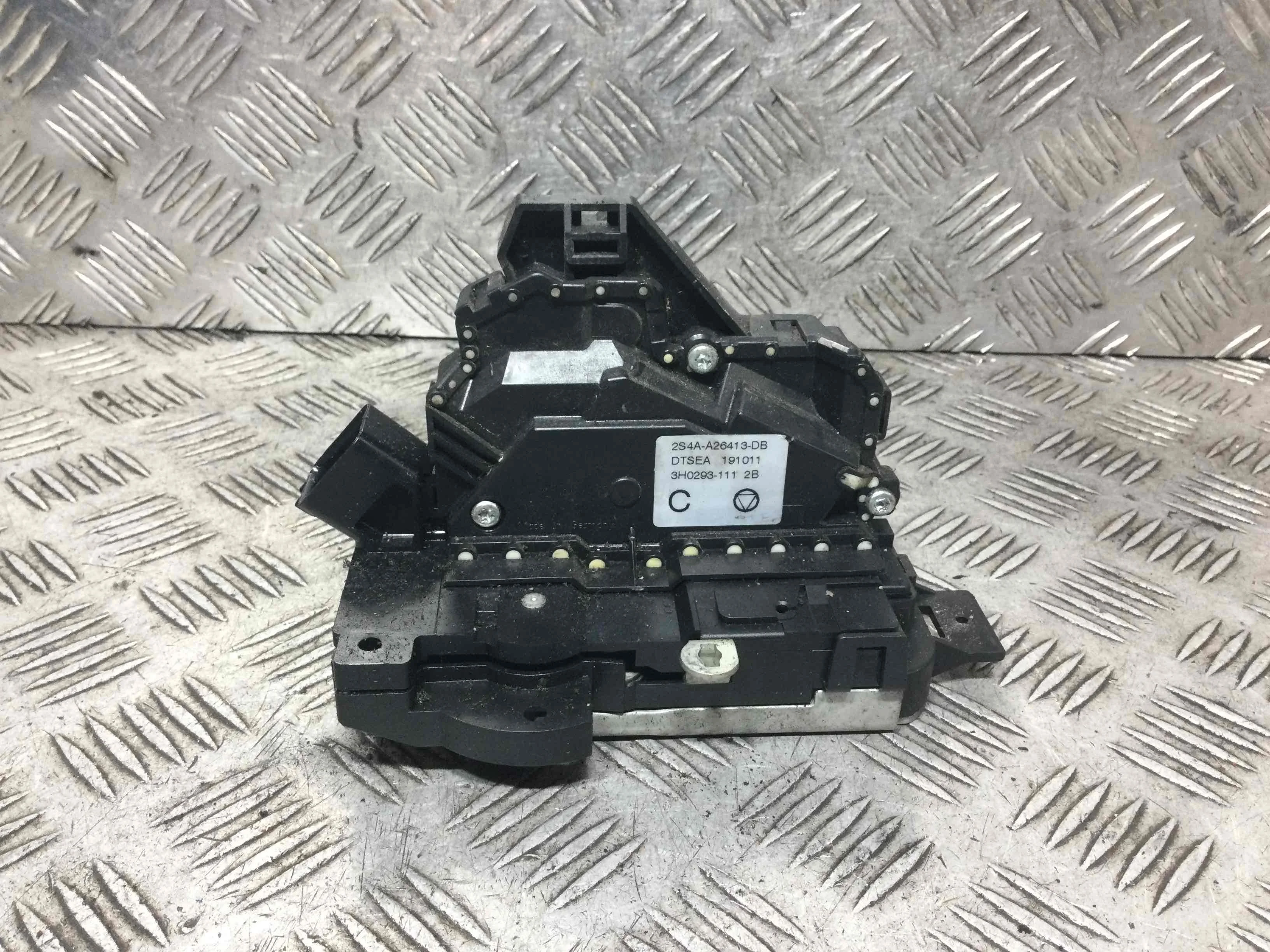 Замок двери задней левой Ford Focus 1 поколение [рестайлинг] (2001-2005) бензин 2.0 i Автомат Универсал