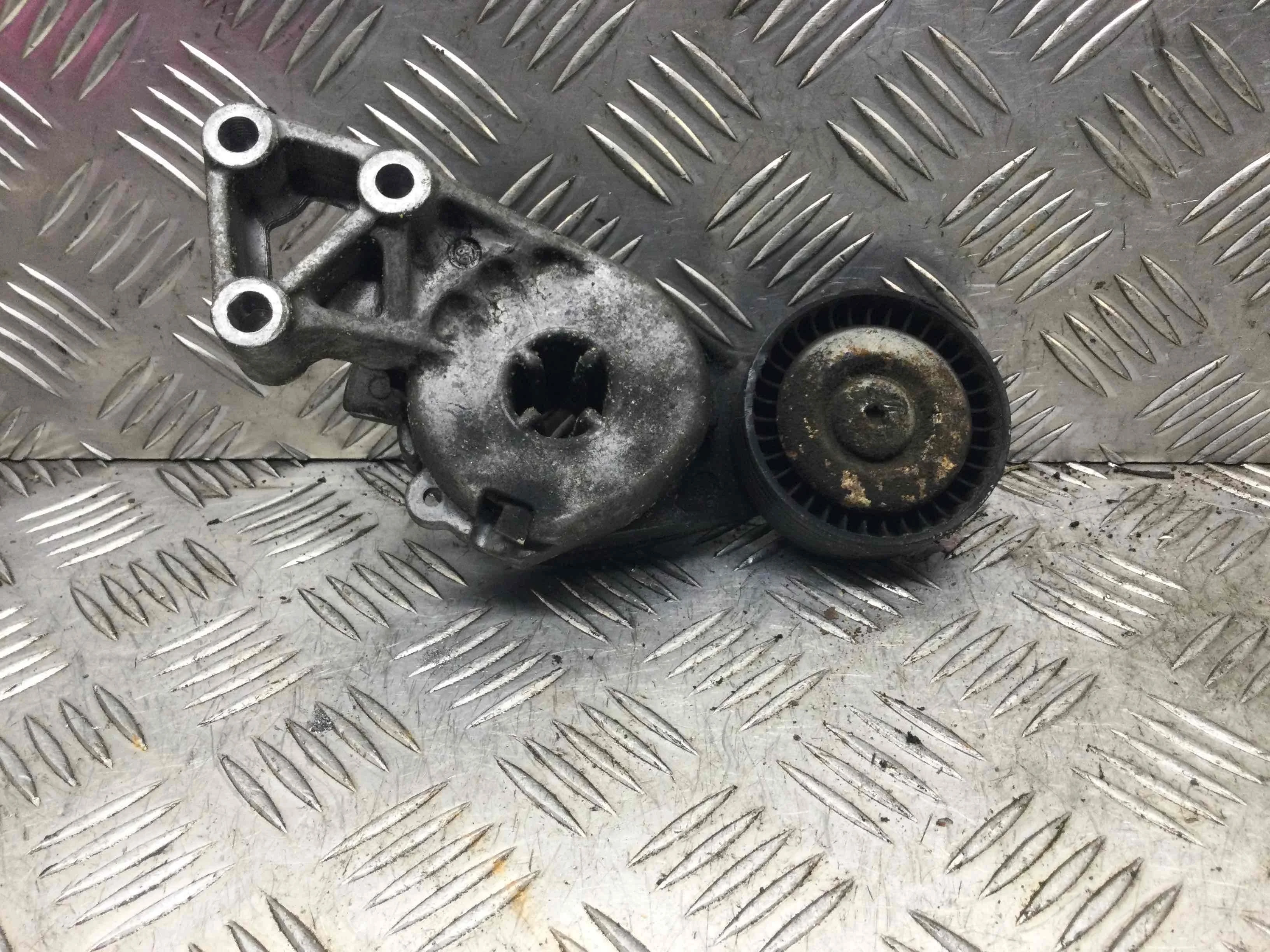 Натяжитель ремня генератора Volkswagen Bora Bora (1J) 1998 - 2005 бензин 1.6 i Механика Х/б